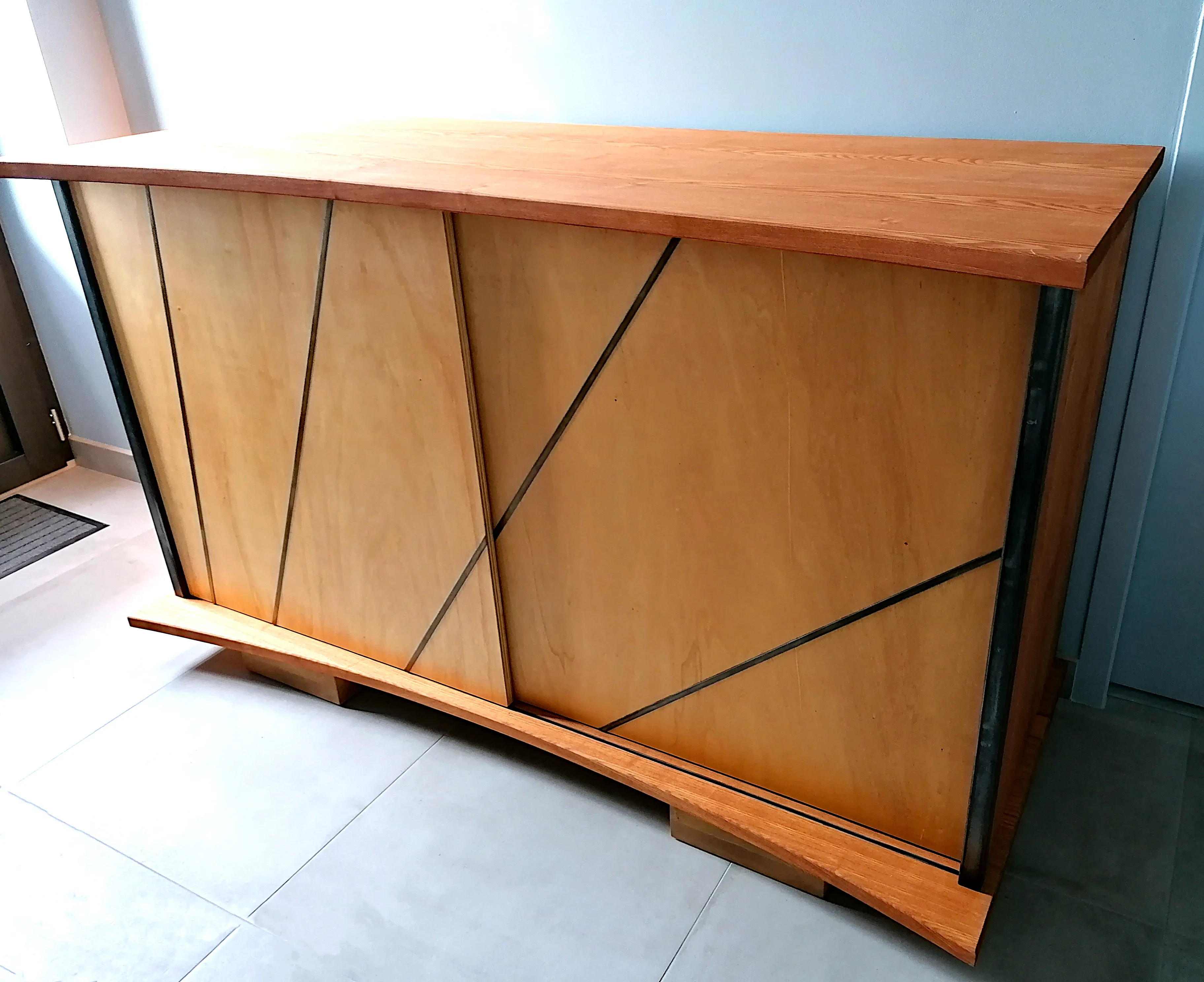 Commode Buffalo en chêne avec marqueterie et piètement acier, réalisation sur-mesure