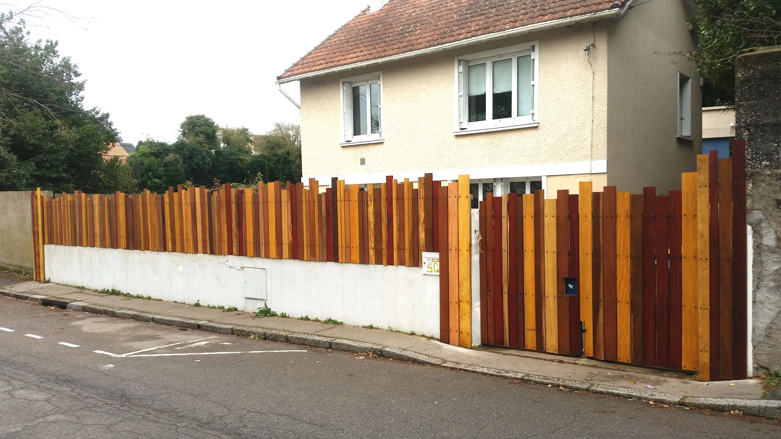 Palissade patchwork — Bois exotiques de récupération