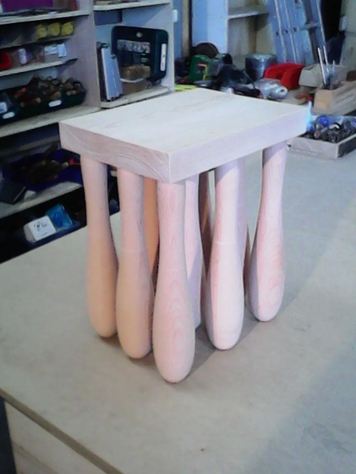 Tabouret Cerbère — Hêtre massif tourné, laquage